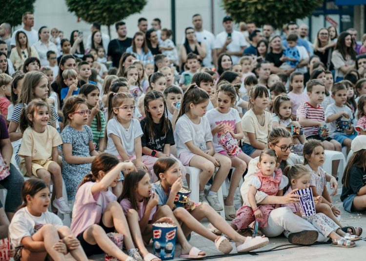 Trg pun dječjeg smijeha: „Vuk i kozlići“ oduševili mališane u Širokom Brijegu