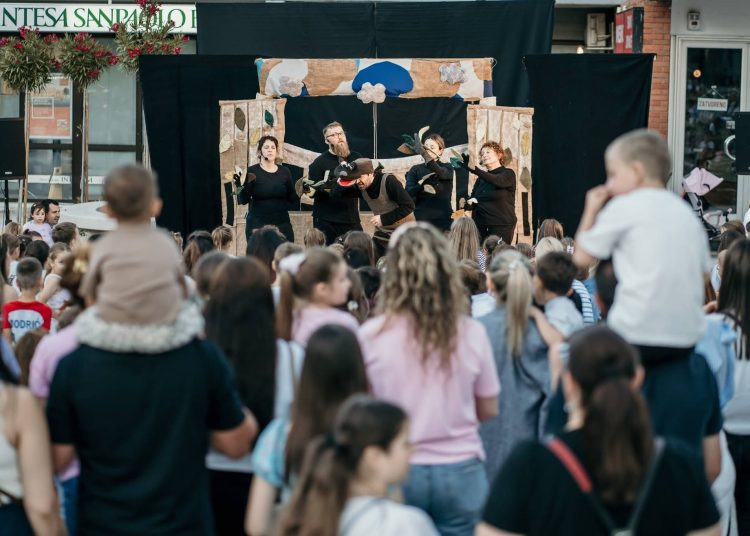 Trg pun dječjeg smijeha: „Vuk i kozlići“ oduševili mališane u Širokom Brijegu