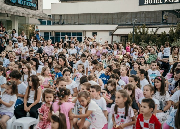 Trg pun dječjeg smijeha: „Vuk i kozlići“ oduševili mališane u Širokom Brijegu