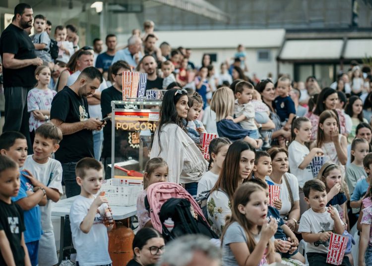 Trg pun dječjeg smijeha: „Vuk i kozlići“ oduševili mališane u Širokom Brijegu