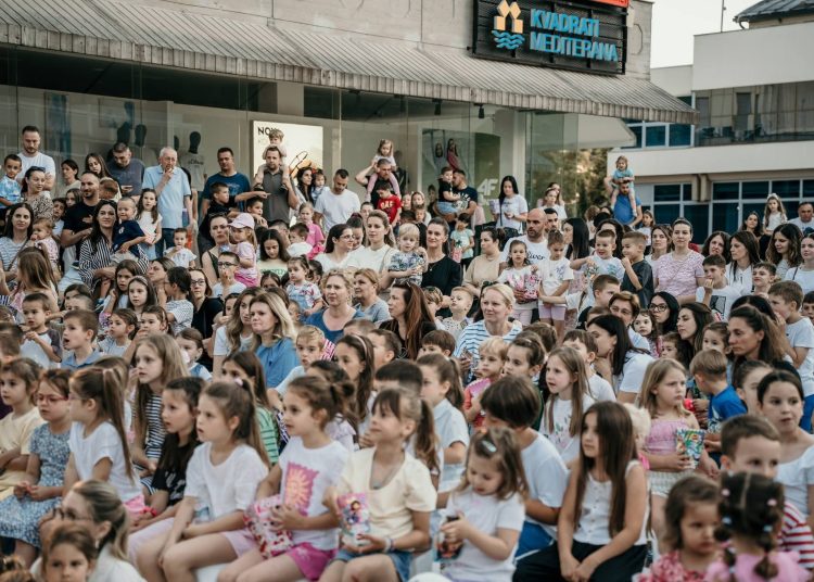 Trg pun dječjeg smijeha: „Vuk i kozlići“ oduševili mališane u Širokom Brijegu