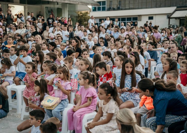 Trg pun dječjeg smijeha: „Vuk i kozlići“ oduševili mališane u Širokom Brijegu
