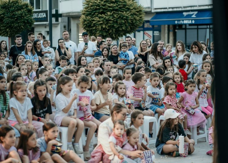 Trg pun dječjeg smijeha: „Vuk i kozlići“ oduševili mališane u Širokom Brijegu