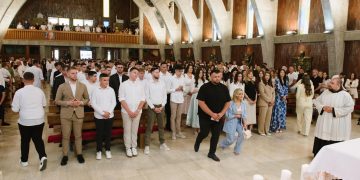 Široki Brijeg: Pomoćni biskup na Kočerinu krizmao 70 krizmanika
