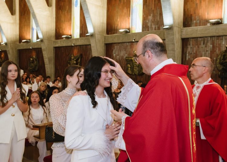 Široki Brijeg: Pomoćni biskup na Kočerinu krizmao 70 krizmanika