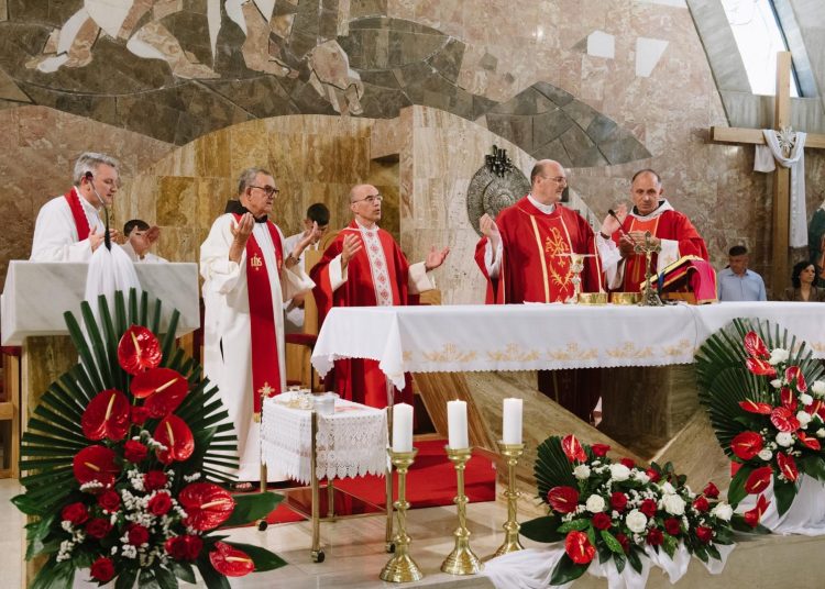 Široki Brijeg: Pomoćni biskup na Kočerinu krizmao 70 krizmanika