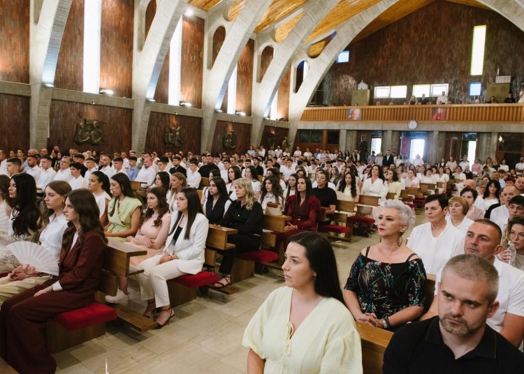 Široki Brijeg: Pomoćni biskup na Kočerinu krizmao 70 krizmanika