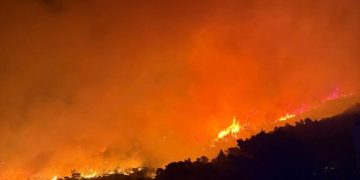 (VIDEO) Veliki požar na Visu: Vatrogasci se cijelu noć borili s vatrom