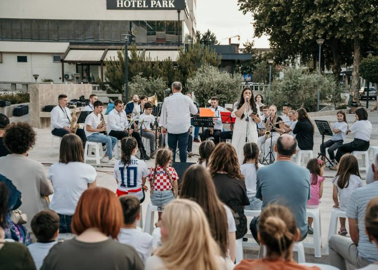 Široki Brijeg: Ugodna večer u gradu uz zvuke limene glazbe