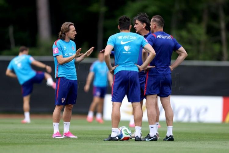 Slavljenička atmosfera u kampu Hrvatske, Dalić sprema novi sastav