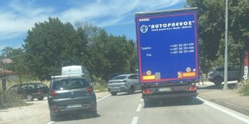 Prometna nesreća u Humcu: Veća materijalna šteta, promet usporen