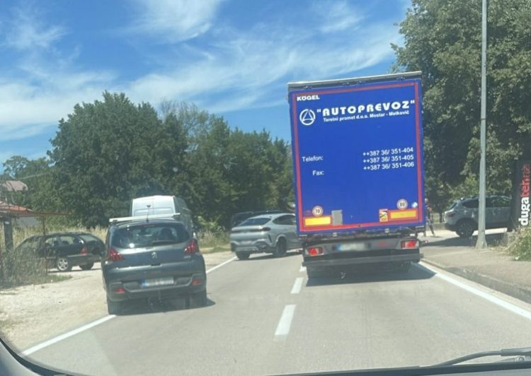 Prometna nesreća u Humcu: Veća materijalna šteta, promet usporen