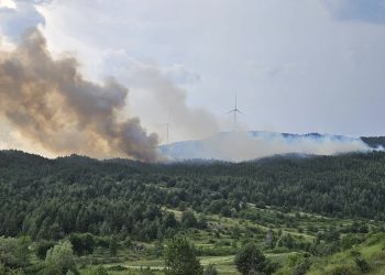Aktivan požar otvorenog prostora na brdu Oštrc kod Posušja