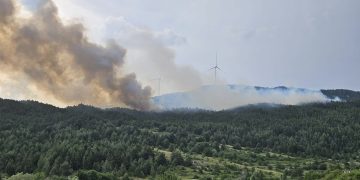 Aktivan požar otvorenog prostora na brdu Oštrc kod Posušja