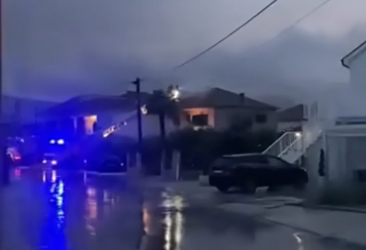 (VIDEO) Grom udario u obiteljsku kuću u Metkoviću i izazvao požar