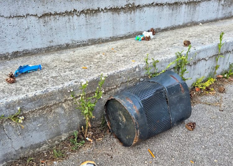 (VIDEO) Divljačka vožnja automobilima i vandalizam u Posušju: Oštećeno i multisenzorno igralište za djecu