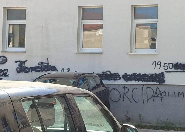 (VIDEO) Divljačka vožnja automobilima i vandalizam u Posušju: Oštećeno i multisenzorno igralište za djecu