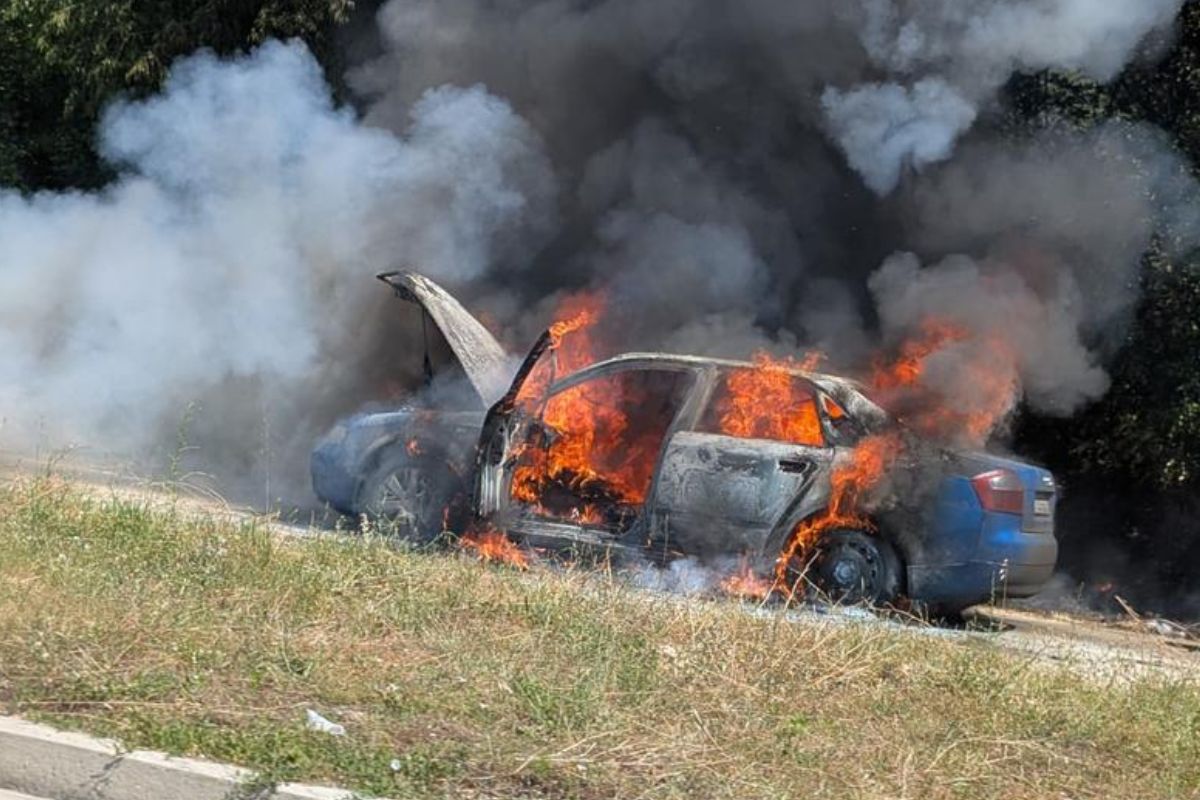 Zapalilo se vozilo na putu između Širokog Brijega i Mostara, vatrogasci gase požar