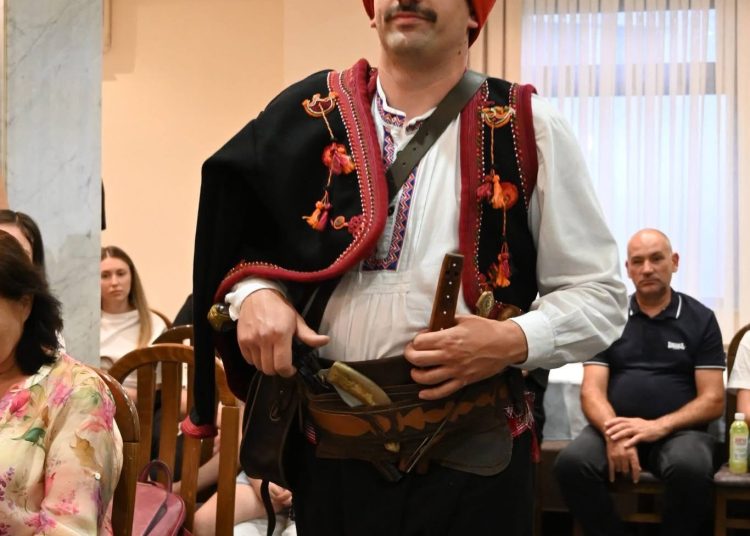 Široki Brijeg: HKUD Hercegovac revijom narodnih nošnji započeo proslavu 30 godina djelovanja