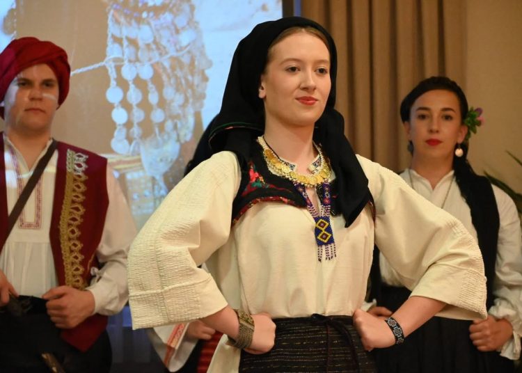 Široki Brijeg: HKUD Hercegovac revijom narodnih nošnji započeo proslavu 30 godina djelovanja