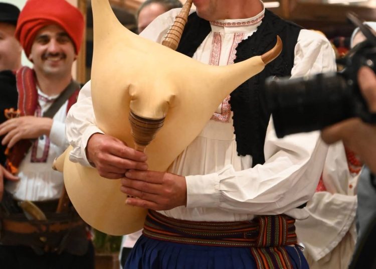 Široki Brijeg: HKUD Hercegovac revijom narodnih nošnji započeo proslavu 30 godina djelovanja