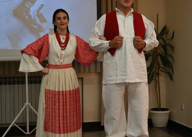 Široki Brijeg: HKUD Hercegovac revijom narodnih nošnji započeo proslavu 30 godina djelovanja