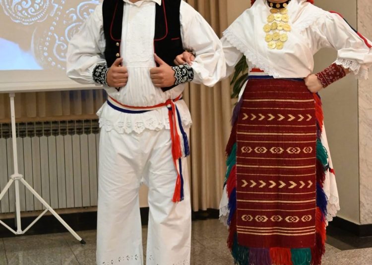Široki Brijeg: HKUD Hercegovac revijom narodnih nošnji započeo proslavu 30 godina djelovanja