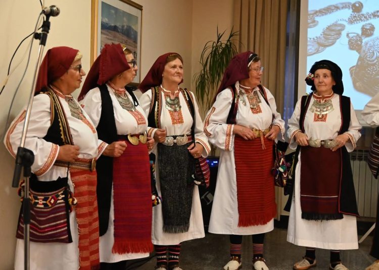 Široki Brijeg: HKUD Hercegovac revijom narodnih nošnji započeo proslavu 30 godina djelovanja