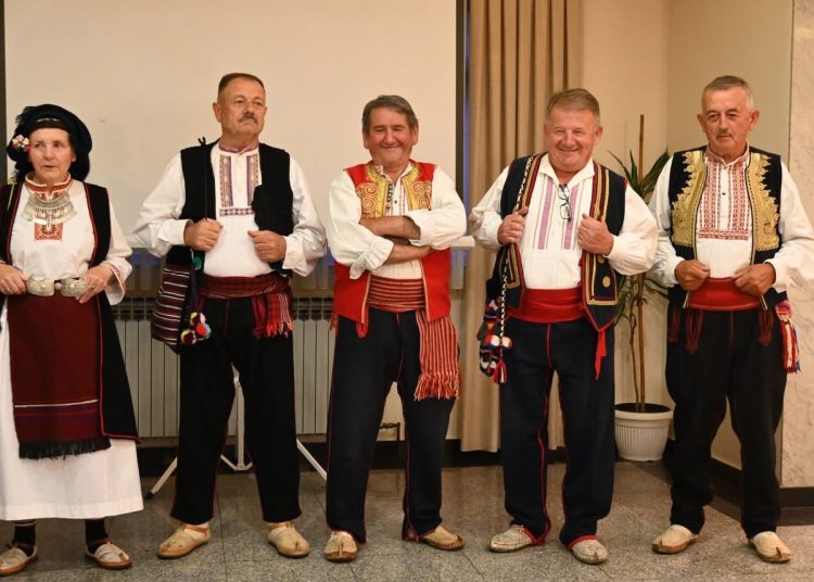 Široki Brijeg: HKUD Hercegovac revijom narodnih nošnji započeo proslavu 30 godina djelovanja
