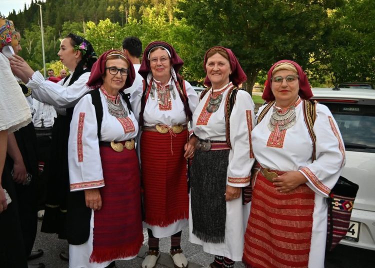 Široki Brijeg: HKUD Hercegovac revijom narodnih nošnji započeo proslavu 30 godina djelovanja