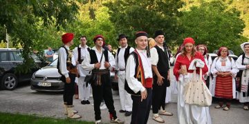 Široki Brijeg: HKUD Hercegovac revijom narodnih nošnji započeo proslavu 30 godina djelovanja