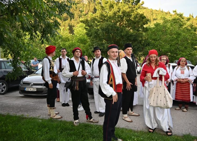 Široki Brijeg: HKUD Hercegovac revijom narodnih nošnji započeo proslavu 30 godina djelovanja