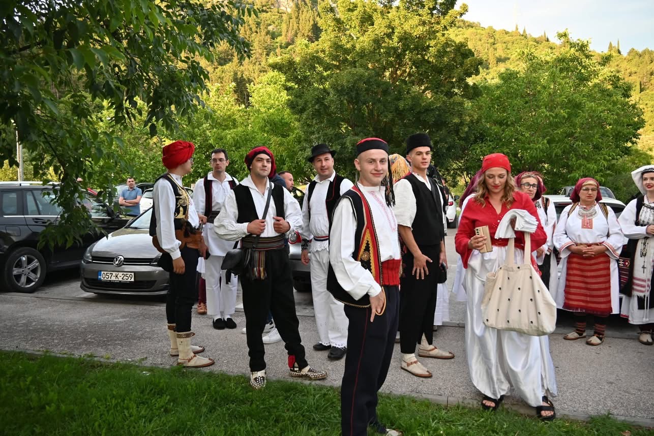 Široki Brijeg: HKUD Hercegovac revijom narodnih nošnji započeo proslavu 30 godina djelovanja Široki Brijeg: HKUD Hercegovac revijom narodnih nošnji započeo proslavu 30 godina djelovanja