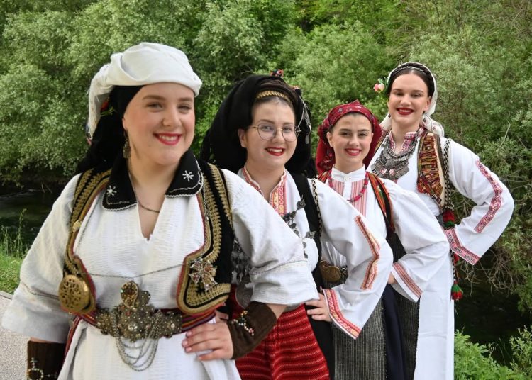 Široki Brijeg: HKUD Hercegovac revijom narodnih nošnji započeo proslavu 30 godina djelovanja