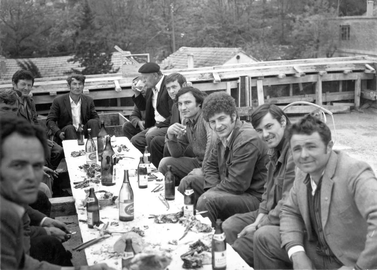 Široki Brijeg 1974.: Kad je Hotel Park dobio krov, slavlje graditelja na vrhu Široki Brijeg 1974.: Kad je Hotel Park dobio krov, slavlje graditelja na vrhu