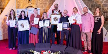 Širokobriješka klapa Rozeta osvojila nagradu za najbolju debitantsku klapu na međunarodnom festivalu u Perastu