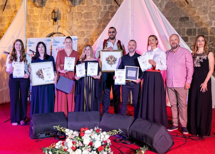 Širokobriješka klapa Rozeta osvojila nagradu za najbolju debitantsku klapu na međunarodnom festivalu u Perastu