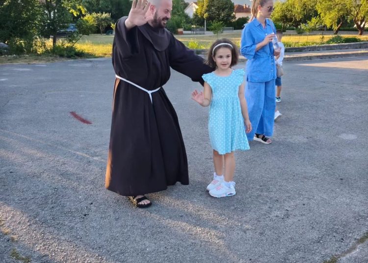 Uzarićani u zajedništvu vjere i tradicije: Paljenjem svitnjaka i hodočašćem na Crnašnicu proslavljena uočnica svetoga Ivana Krstitelja