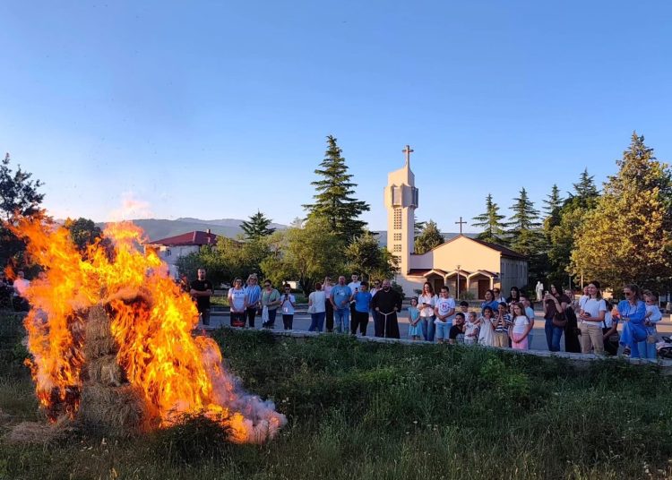 Uzarićani u zajedništvu vjere i tradicije: Paljenjem svitnjaka i hodočašćem na Crnašnicu proslavljena uočnica svetoga Ivana Krstitelja