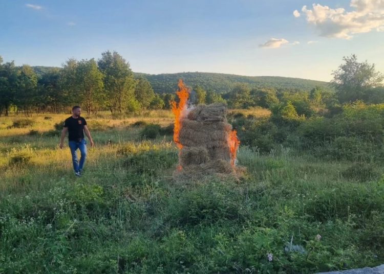Uzarićani u zajedništvu vjere i tradicije: Paljenjem svitnjaka i hodočašćem na Crnašnicu proslavljena uočnica svetoga Ivana Krstitelja