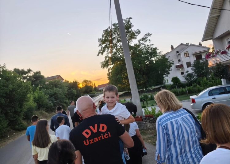 Uzarićani u zajedništvu vjere i tradicije: Paljenjem svitnjaka i hodočašćem na Crnašnicu proslavljena uočnica svetoga Ivana Krstitelja
