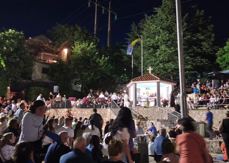 Uzarićani u zajedništvu vjere i tradicije: Paljenjem svitnjaka i hodočašćem na Crnašnicu proslavljena uočnica svetoga Ivana Krstitelja