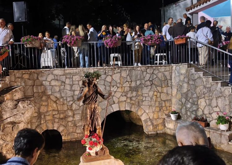 Uzarićani u zajedništvu vjere i tradicije: Paljenjem svitnjaka i hodočašćem na Crnašnicu proslavljena uočnica svetoga Ivana Krstitelja