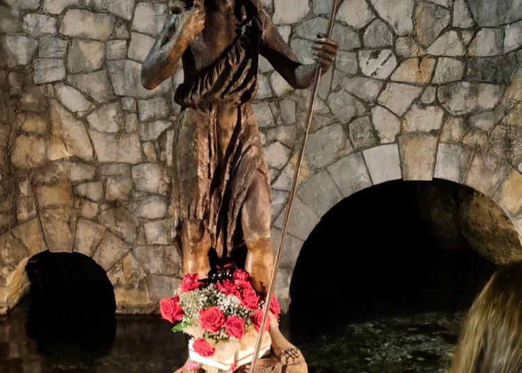 Uzarićani u zajedništvu vjere i tradicije: Paljenjem svitnjaka i hodočašćem na Crnašnicu proslavljena uočnica svetoga Ivana Krstitelja