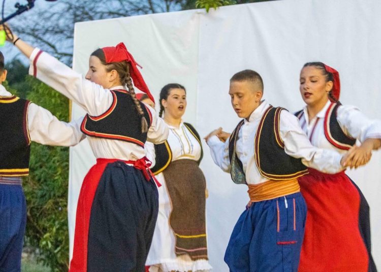 Široki Brijeg: Brojni posjetitelji uživali u večeri folklora u Kočerinu