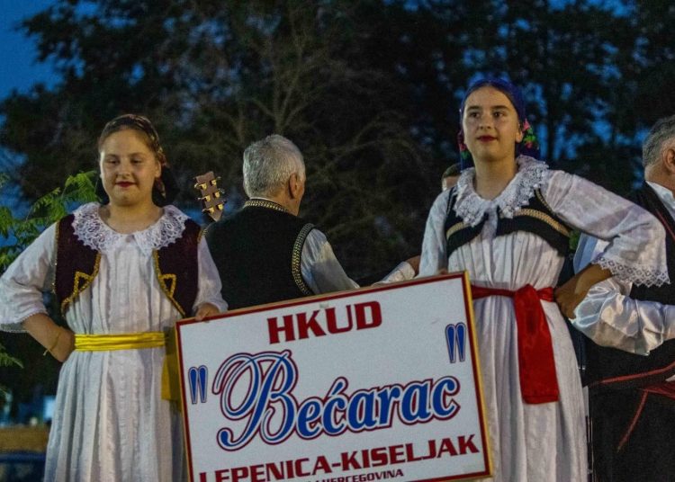 Široki Brijeg: Brojni posjetitelji uživali u večeri folklora u Kočerinu