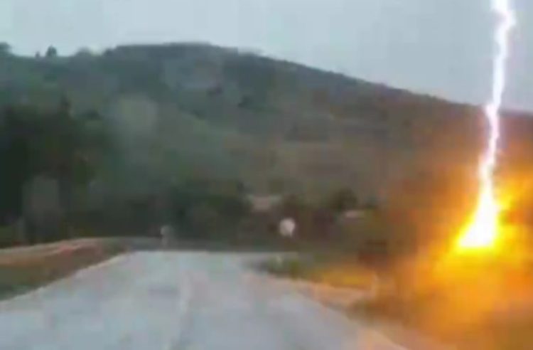 Nevrijeme u Hercegovini: Grom udario tik uz prometnicu Posušje – Tomislavgrad