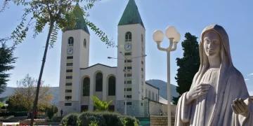 (VIDEO) Čudo u Međugorju: Imoćanin hodočastio za sina koji nije govorio, a onda je zazvonio telefon