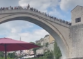 Uznemirujući snimak: Nakon skoka sa Starog mosta NESTAO pod vodom, spašen je