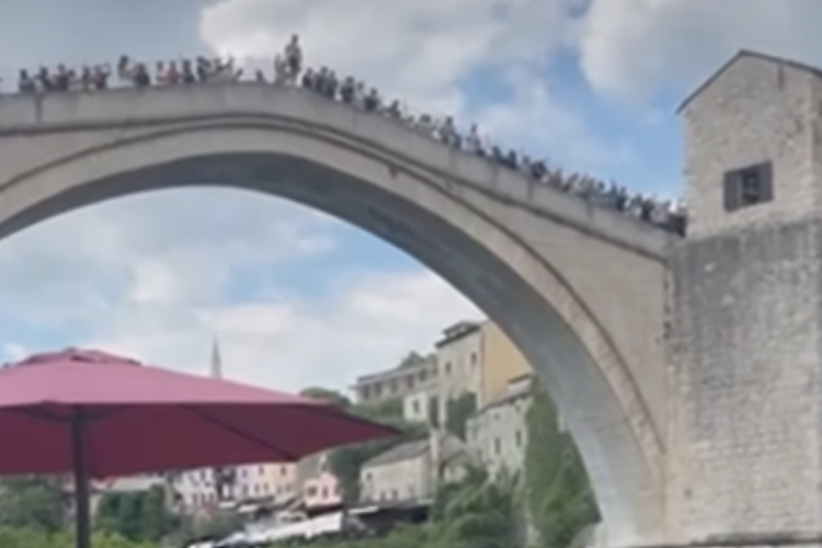 Uznemirujući snimak: Nakon skoka sa Starog mosta NESTAO pod vodom, spašen je